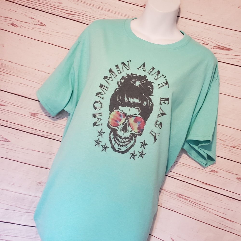 Mommin' ain't easy tee